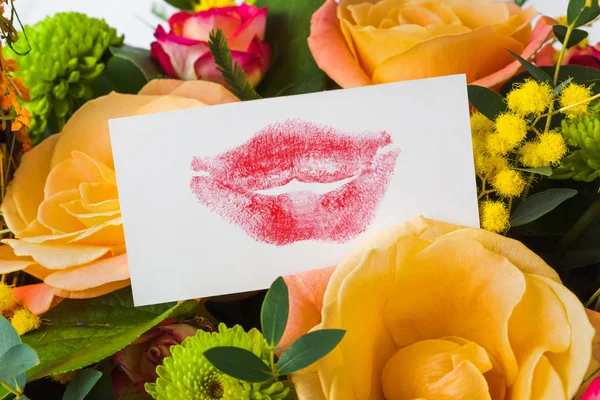 Ramo de rosas y tarjeta de felicitación — Foto de Stock