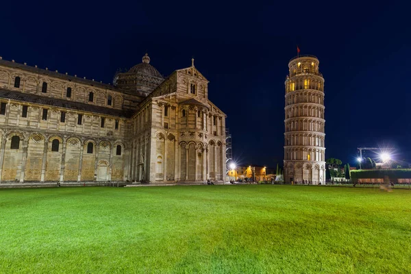 Βασιλική και ο Πύργος της Πίζας στην Ιταλία Πίζα — Φωτογραφία Αρχείου