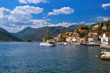 Köy Perast sahil Boka Kotor Körfezi - Karadağ