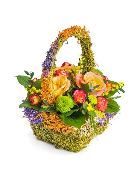 Buquê de flores na cesta — Fotografia de Stock
