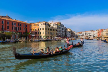 Venice, İtalya - 21 Ağustos 2016: Turist binmek gondol Rialto bridge yakınındaki üzerinde 21 Ağustos 2016 Venedik İtalya