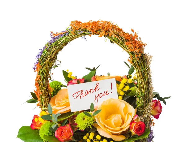 Blommor bukett i korgen och gratulationskort — Stockfoto