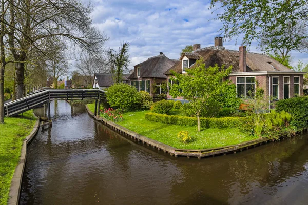 Typické holandské vesnice Giethoorn, Nizozemsko — Stock fotografie