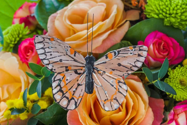 Ramo de flores y mariposa — Foto de Stock