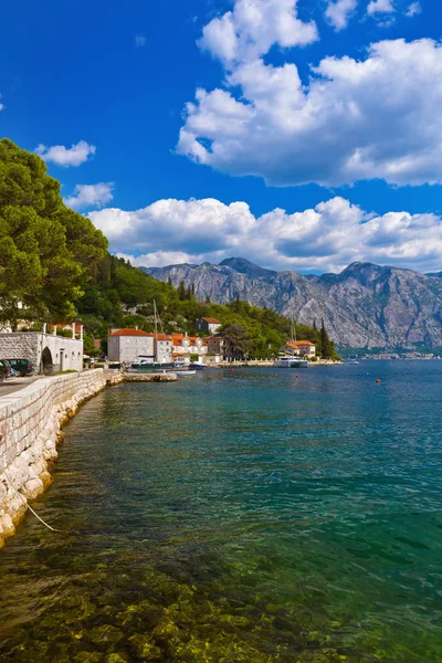 Falu Perast partja a Boka Kotor-öböl - Montenegró — Stock Fotó