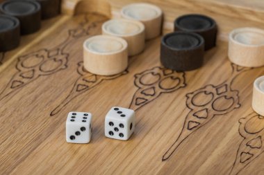 Tavla oyun alanı ve dices