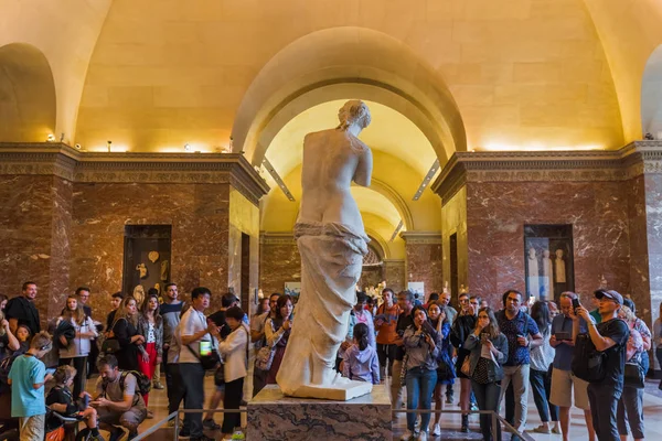 PARIS, FRANCE - August 18, 2017: Visitors walking in the Louvre Museum near Venus of Milo statue — Stock Photo, Image