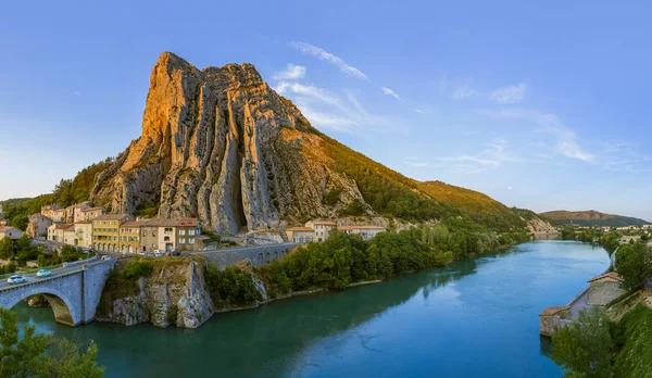 Miasto Sisteron w Prowansji Francja — Zdjęcie stockowe