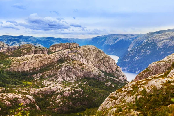 Berge auf dem Weg zur Klippe Preikestolen in Fjord Lysefjord - Norwegen — Stockfoto