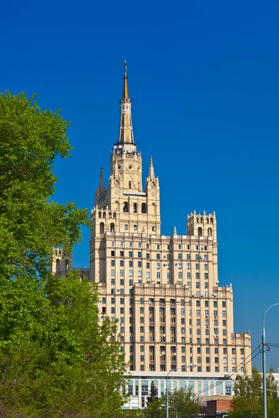 De beroemde wolkenkrabber Stalins op Koedrinskajaplein - Moskou Rusland — Stockfoto