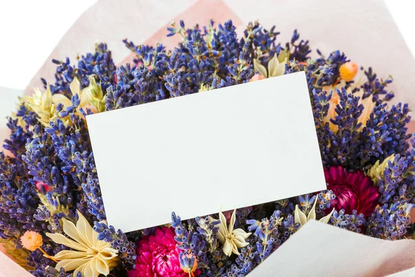 Bouquet de fleurs séchées et carte de papier — Photo