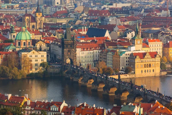 Praag Tsjechië - 19 oktober 2017: Mensen lopen over de Karelsbrug in Praag — Stockfoto