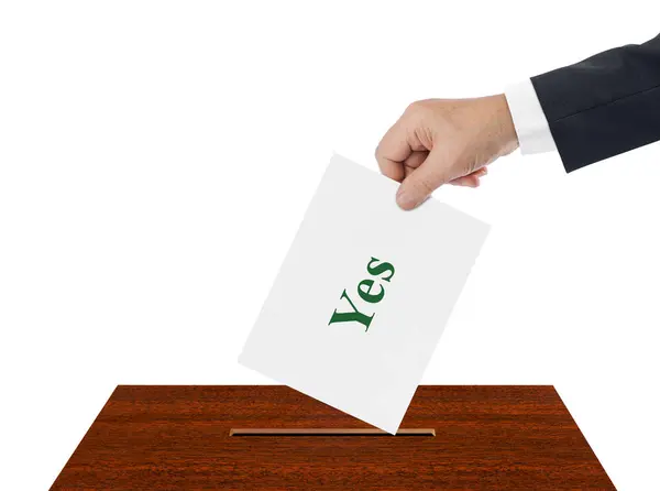 Kéz a papír szavazócédulák — Stock Fotó