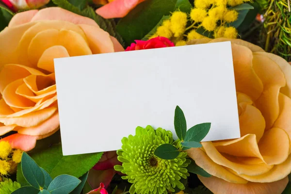 Růže kytice a papírové karty — Stock fotografie