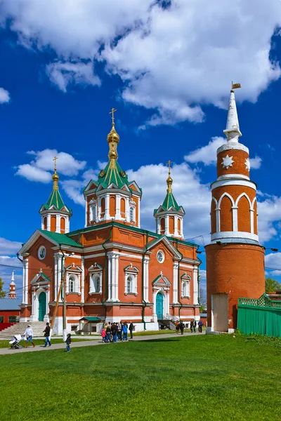 KOLOMNA, RUSIA - 03 DE MAYO DE 2014: Caminando en el monasterio de Uspensky Brusensky en el Kremlin de Kolomna - Rusia - Región de Moscú — Foto de Stock