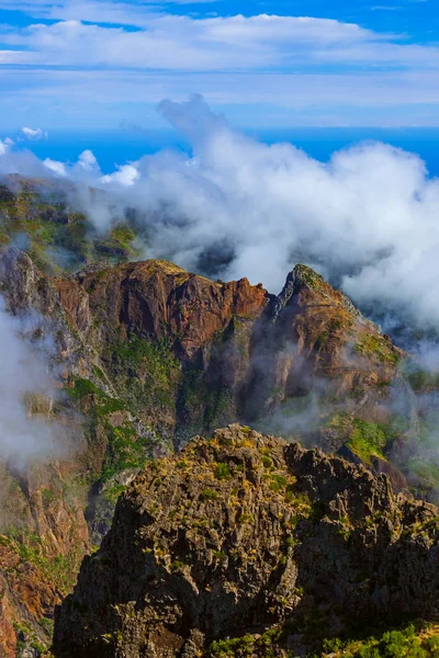 Pěší turistika Pico do Arierio a Pico Ruivo - Madeira Portugalsko — Stock fotografie