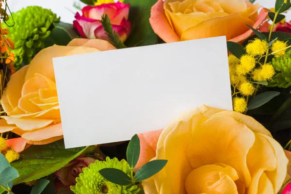 Karta papier i bukiet róż — Zdjęcie stockowe