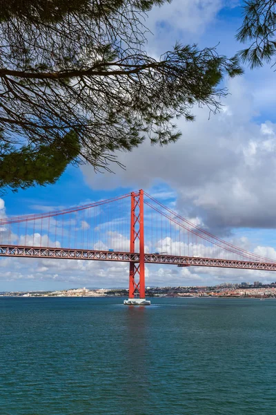 Lisboa e Ponte 25 de Abril - Portugal — Fotografia de Stock