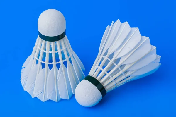 Navettes de badminton sur fond bleu — Photo