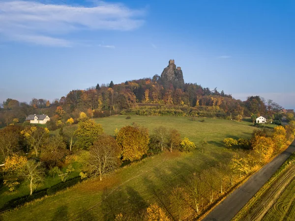 Troský hrad v Českém ráji - Česká republika - letecký pohled — Stock fotografie