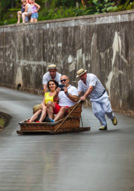 FUNCHAL, MADEIRA - 19 Eylül 2016 'da Portekiz' in Madeira kentinde geleneksel iniş kızağı gezisi