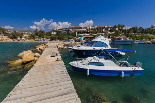 Bateaux sur la plage de Corail à Paphos Chypre — Photo