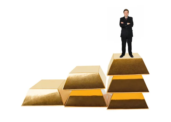 Бизнесмен и лестница из золотых слитков — стоковое фото