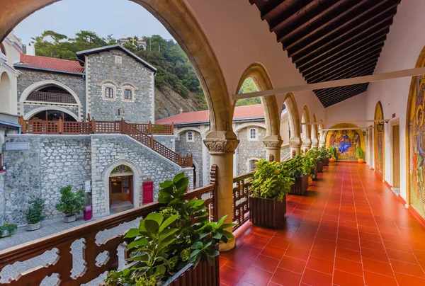 Troodos dağlarındaki Kykkos Manastırı - Kıbrıs