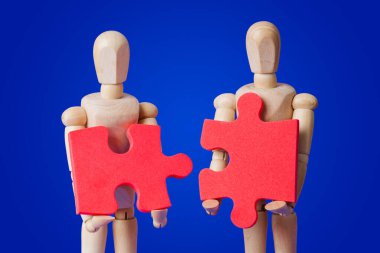 Mavi üzerinde bulmaca ile ahşap oyuncak rakamlar