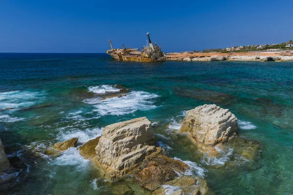 Velho naufrágio de navio perto da costa - Paphos Chipre — Fotografia de Stock
