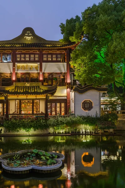 Shanghai, china - 22. Mai 2018: alte straße in der nähe des yuyuan garden (garten des glücks) im zentrum von shanghai — Stockfoto