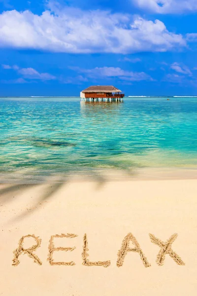 Słowo relaks na plaży — Zdjęcie stockowe