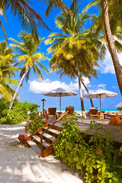 Bazén na pláži Maledivy — Stock fotografie