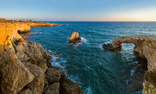 Liebesbrücke bei Sonnenuntergang in Ayia Napa - Zypern — Stockfoto