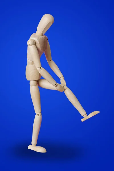 Дерев'яна іграшкова фігура пацієнта - медична концепція — стокове фото