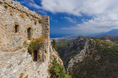 Kyrenia bölgesindeki tarihi Saint Hilarion Şatosu - Kuzey Kıbrıs