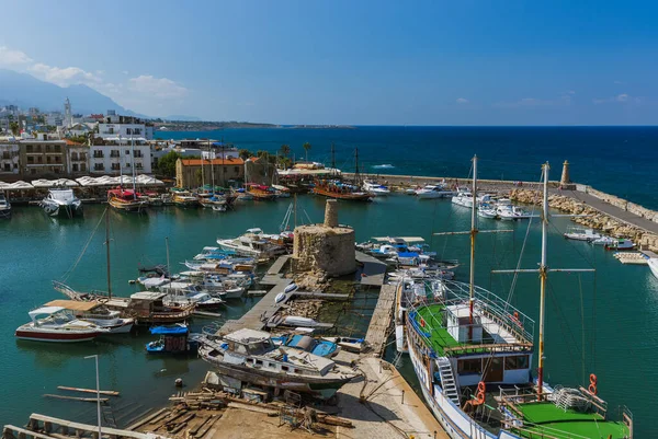 Oude haven van Kyrenië (Girne) en middeleeuwse vesting - Noord-Cyprus — Stockfoto