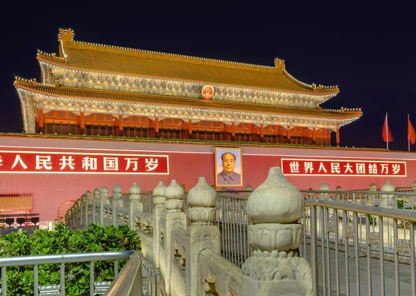 Beijing, China - mei 13, 2018: Mao Tse Tung Tiananmen Gate in Gugong verboden stadspaleis. Chinese gezegden op poort zijn "lang leve volkeren Republiek China en lang leve eenheid van volkeren" — Stockfoto