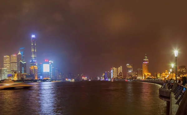 Shanghai, China - 22 mei 2018: Een nachtzicht op de skyline van de koloniale dijk in Shanghai, China — Stockfoto