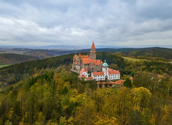 Castillo Bouzov en República Checa - vista aérea — Foto de Stock