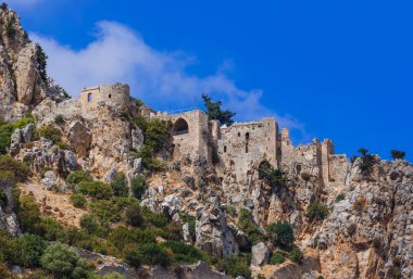 Kyrenia bölgesindeki tarihi Saint Hilarion Şatosu - Kuzey Kıbrıs