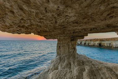 Ayia Napa Kıbrıs 'ta gün batımında ünlü Deniz Mağaraları