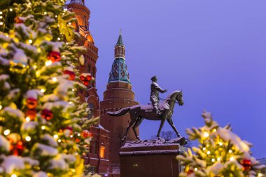Moskova 'daki Noel ağacı ve Mareşal Zhukov Anıtı
