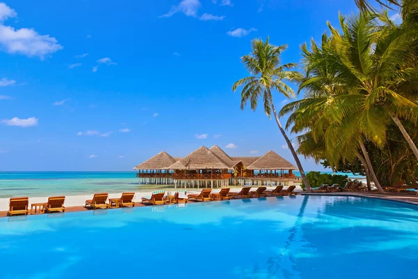 Pool och café på Maldiverna strand — Stockfoto