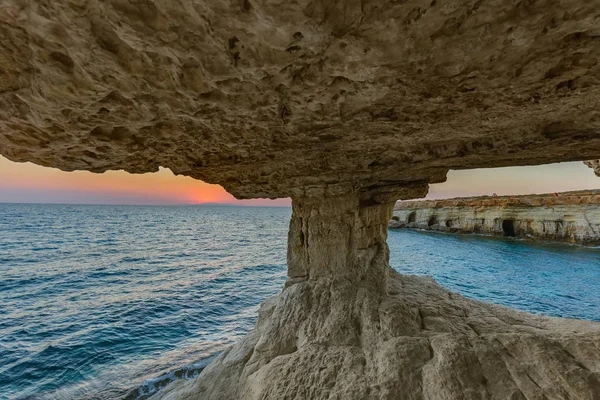 Slavné mořské jeskyně při západu slunce v Ayia Napa Kypr — Stock fotografie