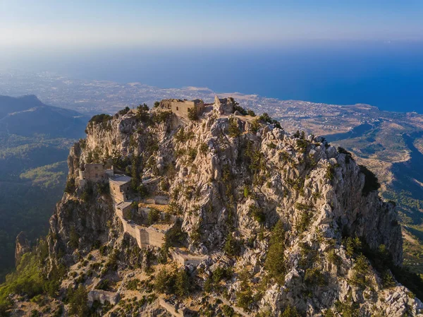 Kasteel Buffavento in de regio Kyrenië - Noord-Cyprus - vanuit de lucht — Stockfoto