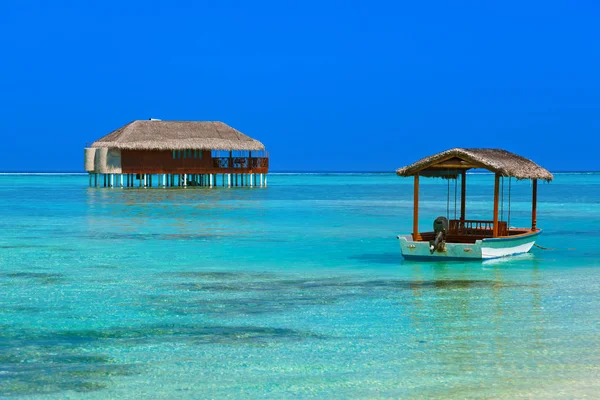 Tekne ve Maldivler Island bungalow — Stok fotoğraf