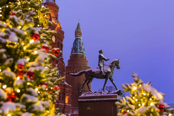 Kerstboom en monument voor maarschalk Zjoekov in Moskou Rusland — Stockfoto