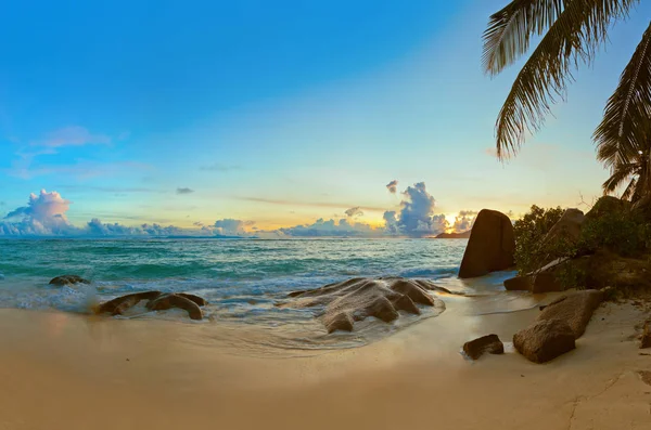 Západ slunce na pláži zdroj Himalaia na Seychely — Stock fotografie