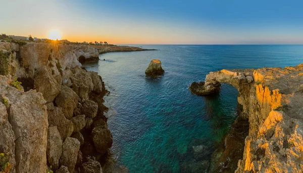 Liebesbrücke bei Sonnenaufgang in Ayia Napa Zypern — Stockfoto
